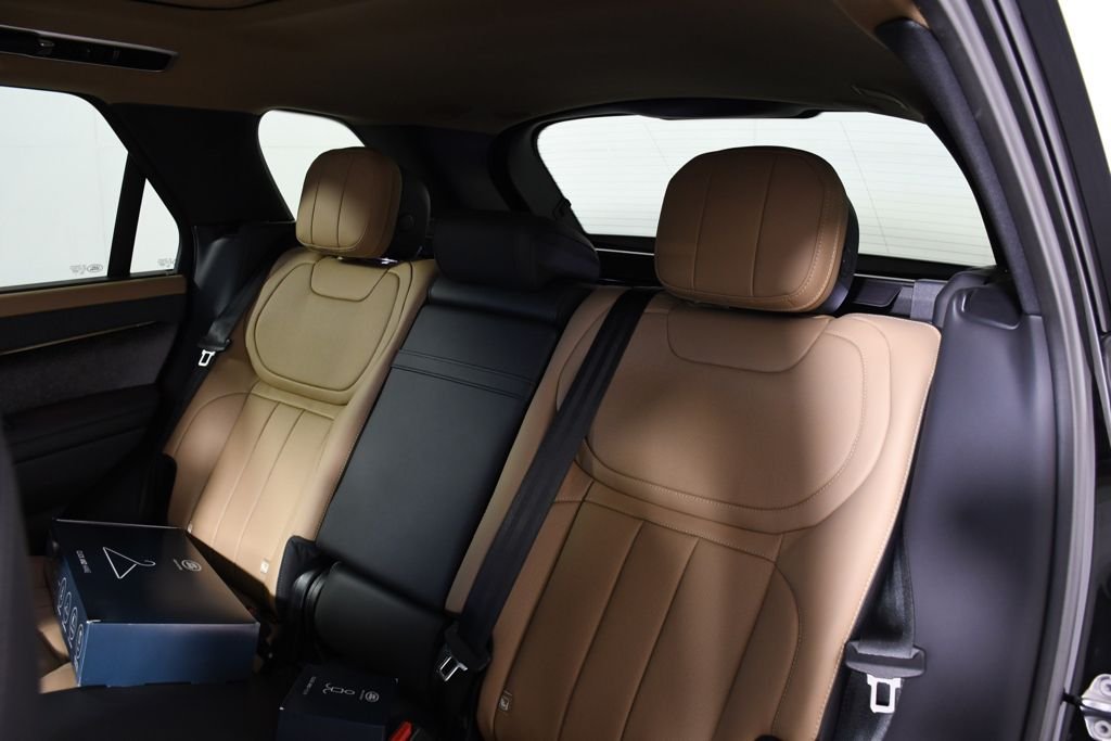 New 2026 Santorini Blk Land Rover Dynamic SE image 27