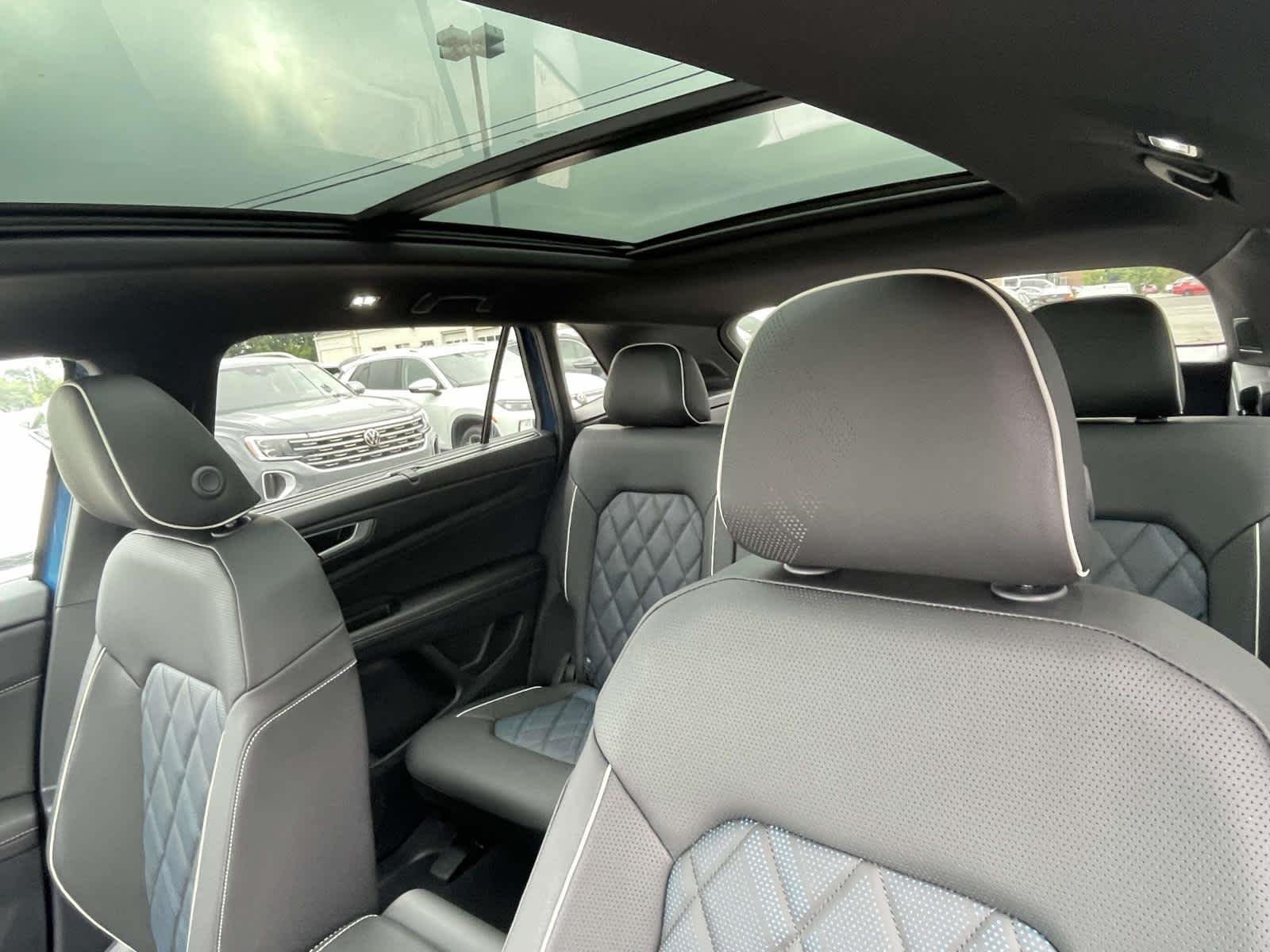 New 2026 R3R3/Blue Volkswagen 2.0T SEL Premium R-Line image 5