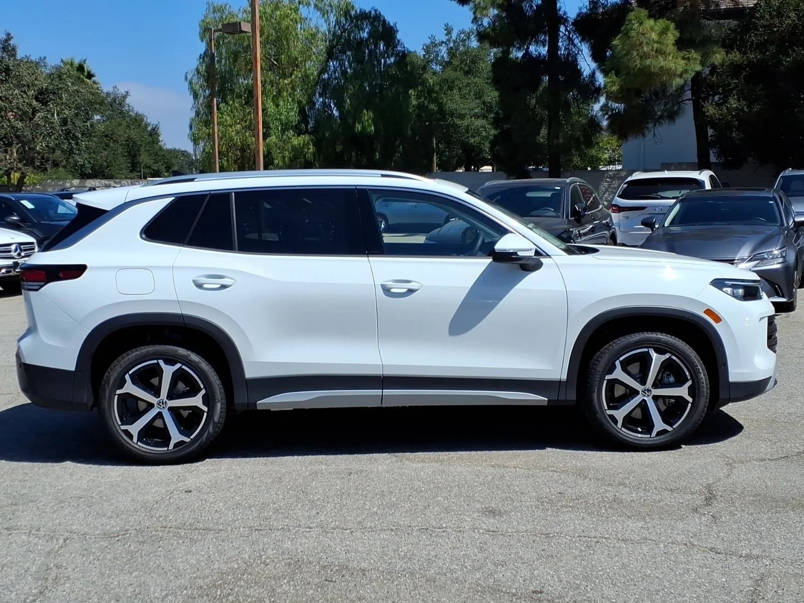 New 2026 Pure White Volkswagen 2.0T SE image 3