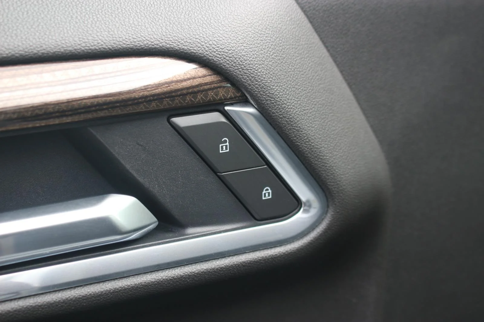 Used 2025 Summit White Chevrolet LT image 17
