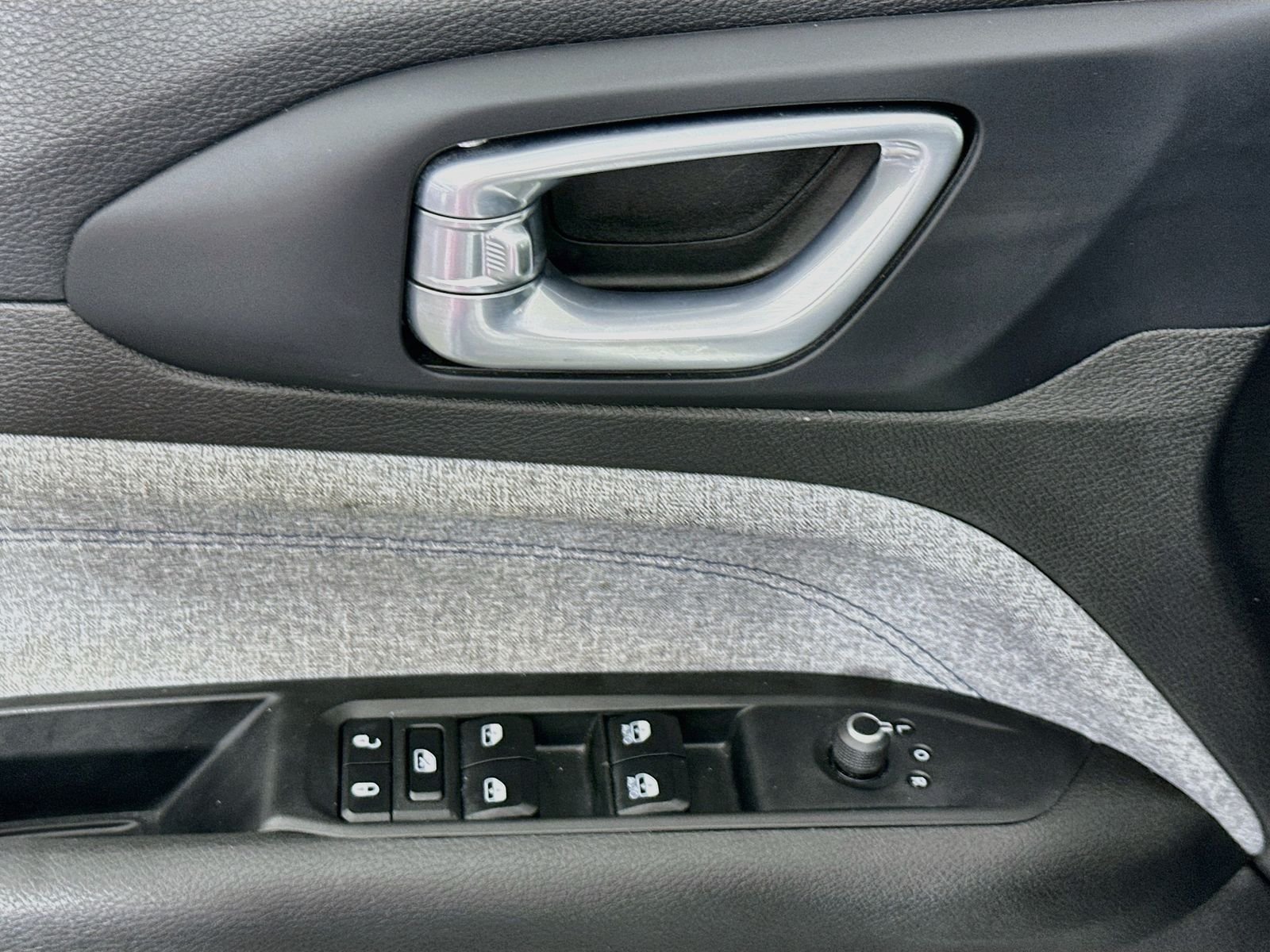 Used 2024 Bright White Clearcoat Jeep Latitude image 17