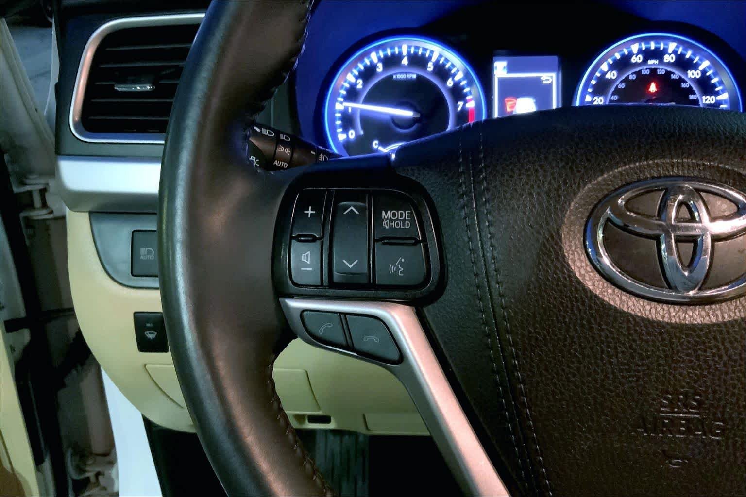 Used 2019 Blizzard Pearl Toyota XLE image 19