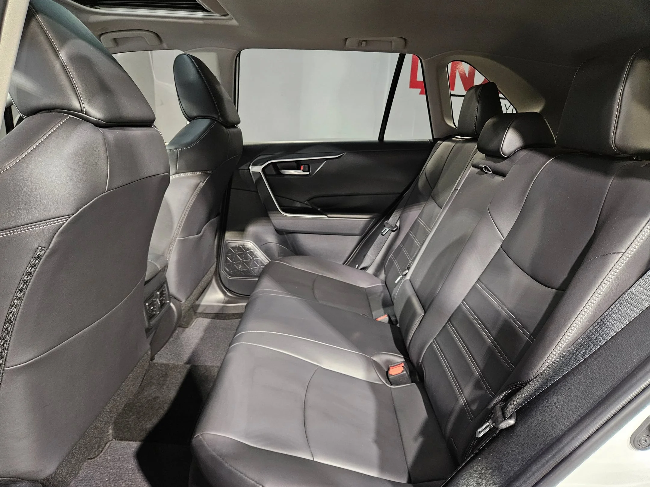 Used 2024 Wind Chill Pearl Toyota Hybrid XLE Premium image 37