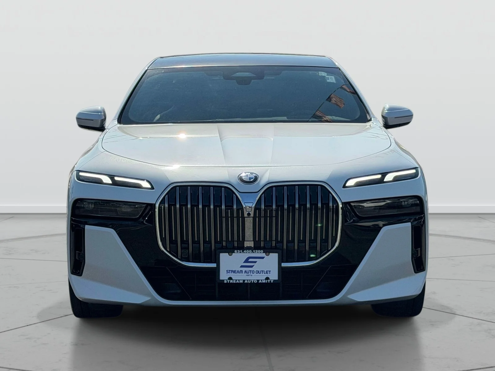 Used 2026 White BMW 740i xDrive image 2