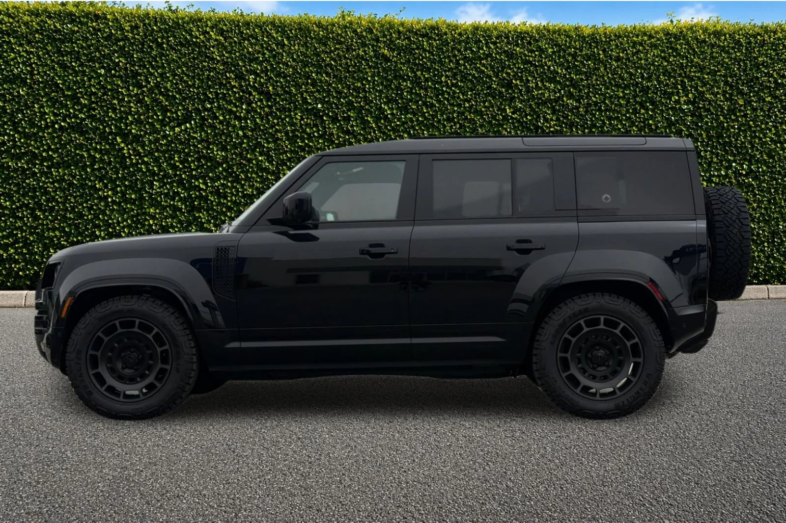 2026 Land Rover Defender OCTA Black - Photo 3