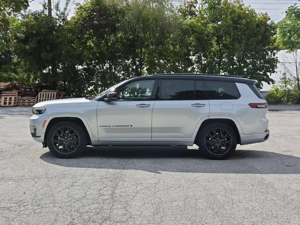 Used 2024 Silver Jeep Summit image 11