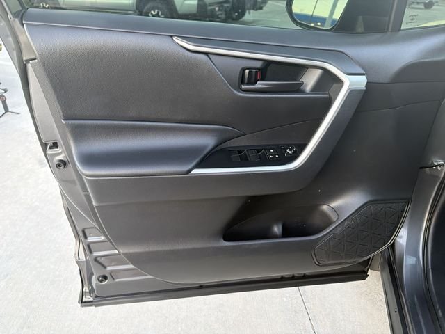 2021 Toyota RAV4 LE - Photo 9