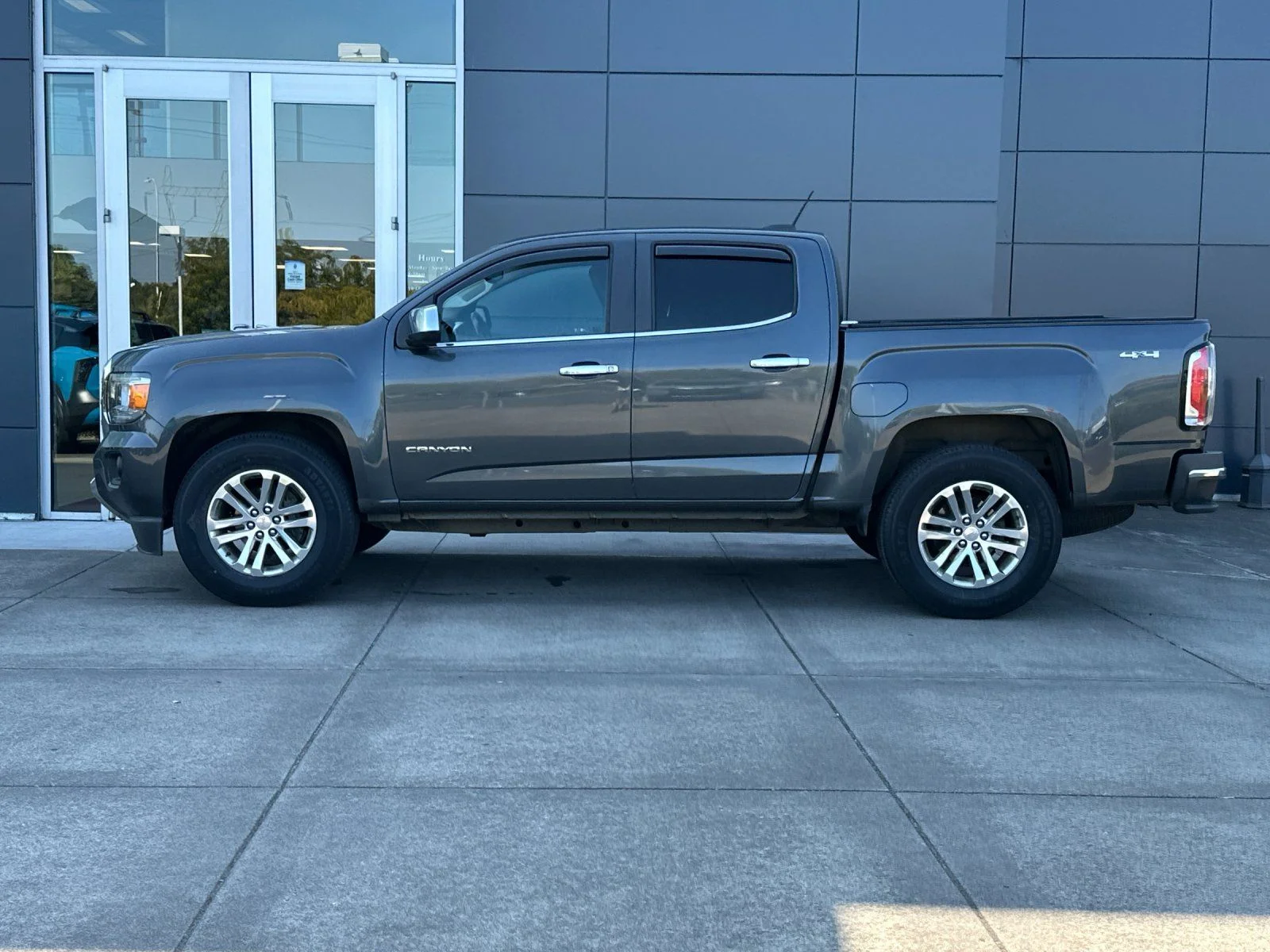 Used 2016 Cyber Gray Metallic GMC SLT image 6