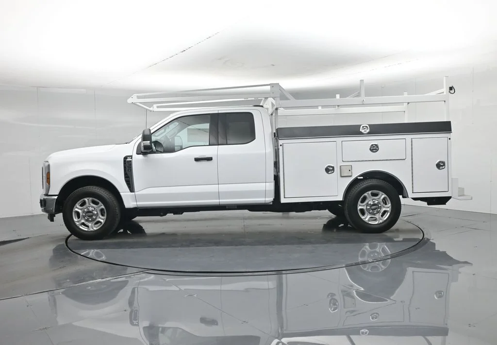 New 2026 Oxford White Ford XLT image 35