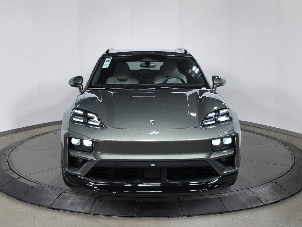 New 2026 Aventurine Green Metallic Porsche Turbo image 10