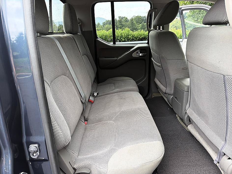 Used 2016 Arctic Blue Nissan SV image 19