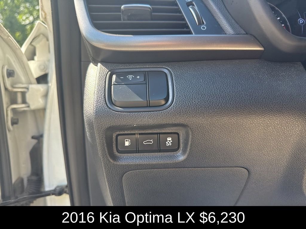 Used 2016 Snow White Pearl Kia LX image 30