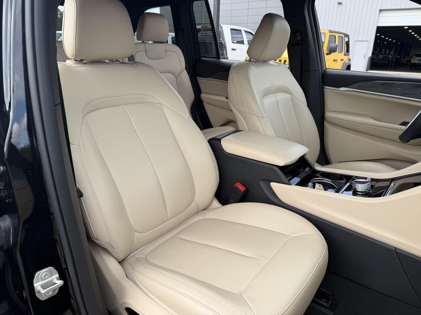 Used 2023 Diamond Black Crystal Pearlcoat Jeep Limited image 21