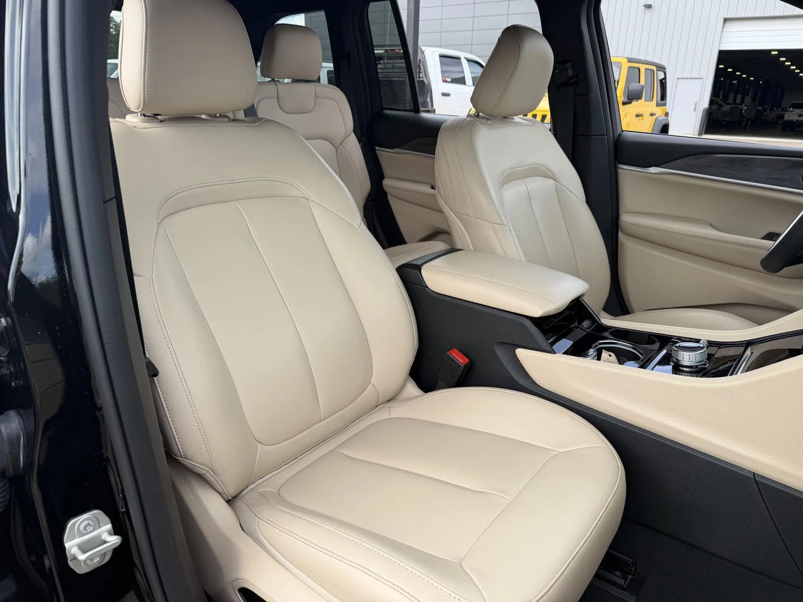 Used 2023 Diamond Black Crystal Pearlcoat Jeep Limited image 21