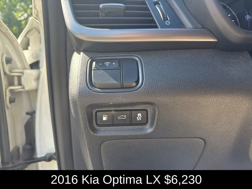 Used 2016 White Kia LX image 30