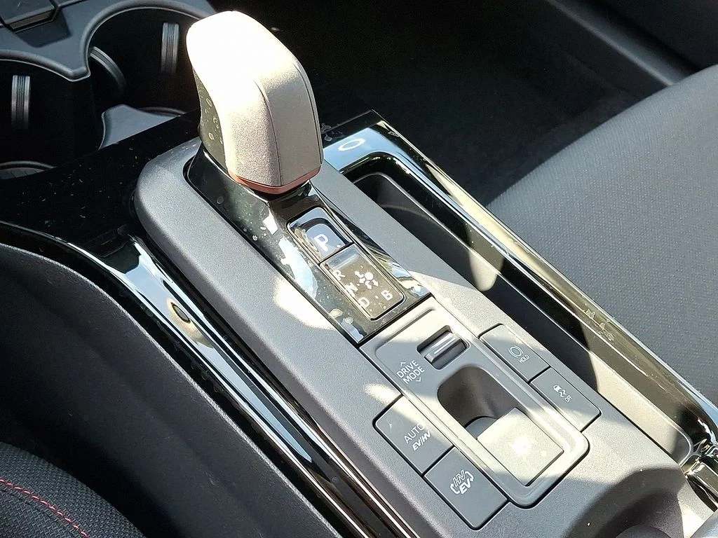 2026 Toyota Prius Plug-in Hybrid SE - Photo 17