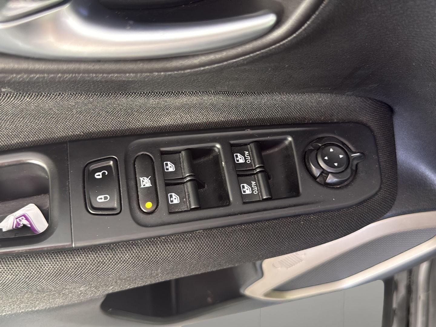 Used 2017 Granite Crystal Metallic Clearcoat Jeep Latitude image 10