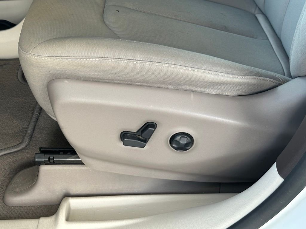 Used 2017 White Chrysler Touring image 15