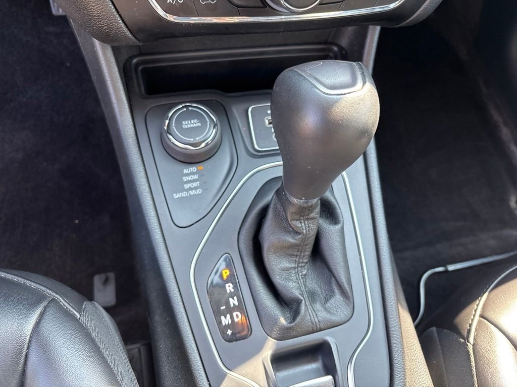 Used 2019 Silver Jeep Latitude Plus image 19