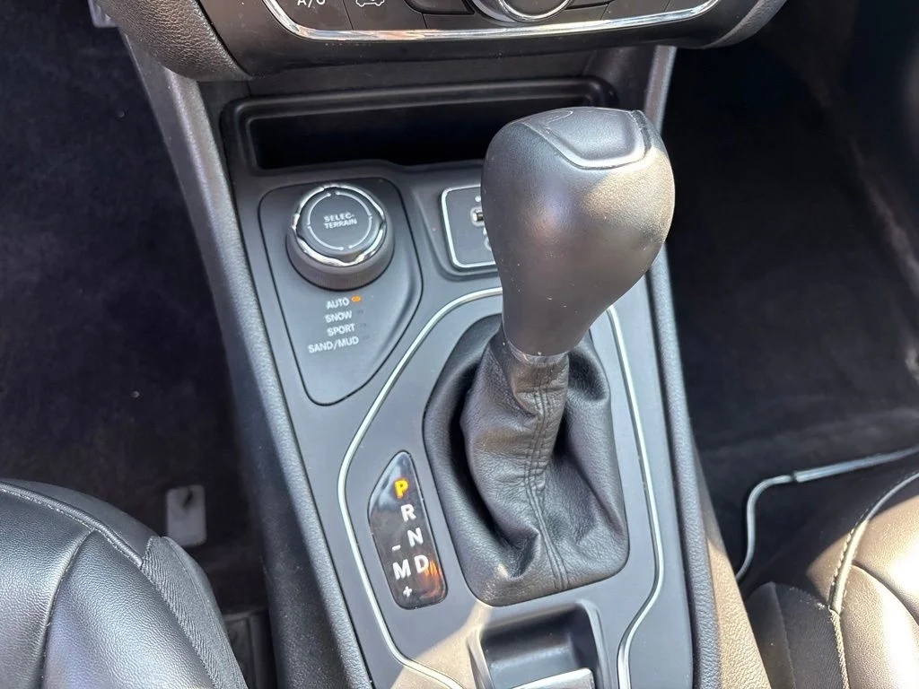 Used 2019 Silver Jeep Latitude Plus image 19