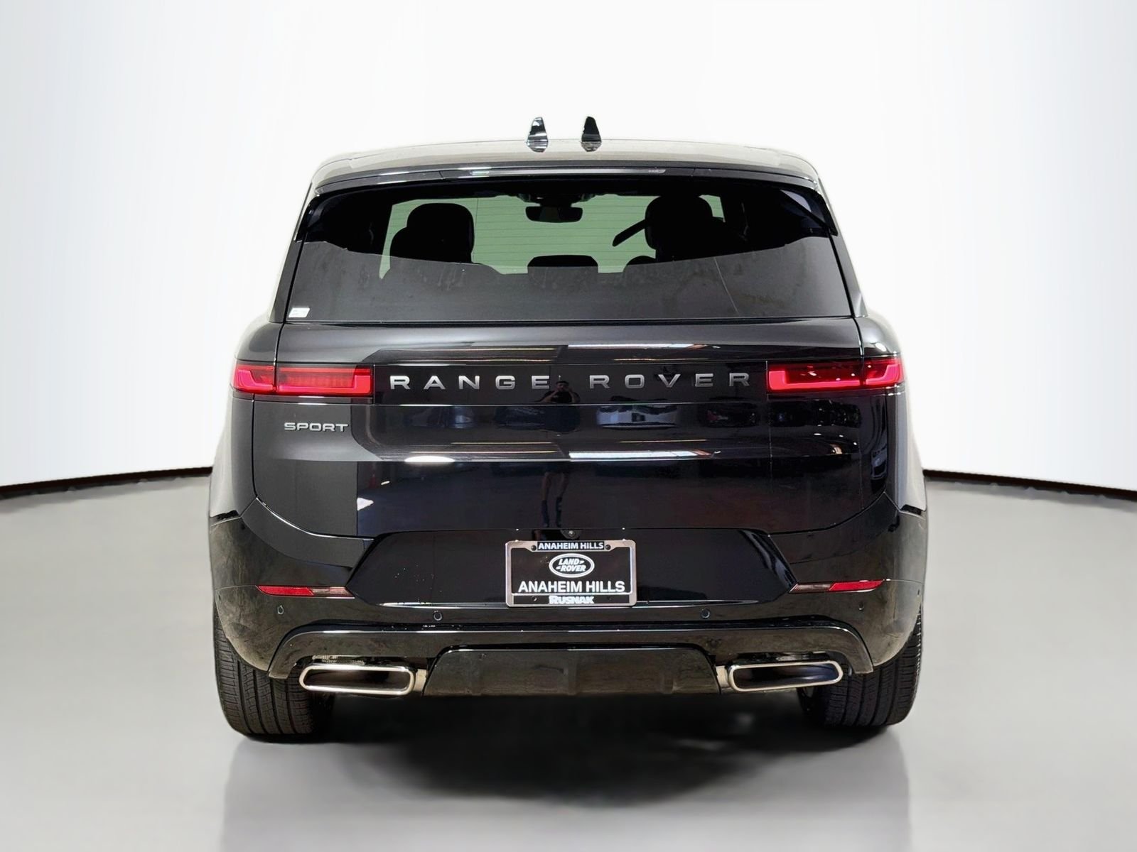 New 2026 Santorini Black Land Rover Dynamic SE image 4