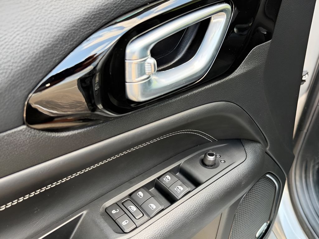 Used 2023 Silver Jeep Limited image 12