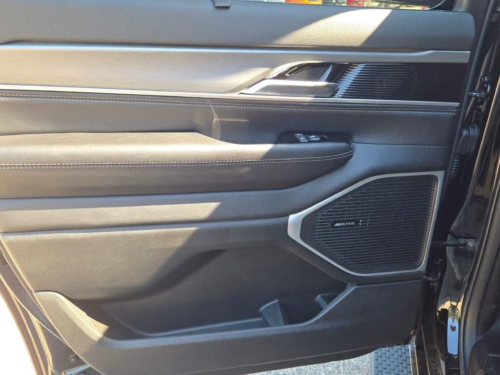 New 2026 High Gloss Black Exterior Paint Jeep Limited Altitude image 24