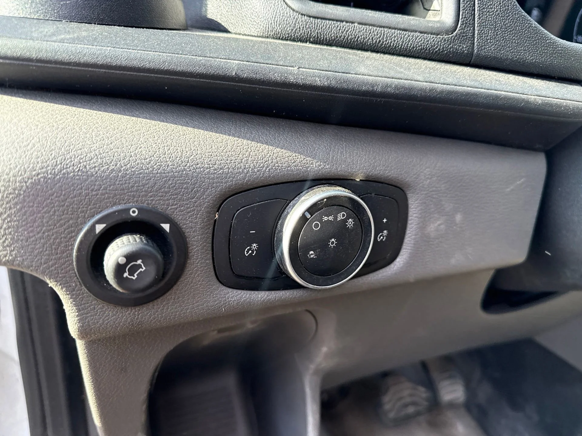 Used 2020 White Ford T250 image 17