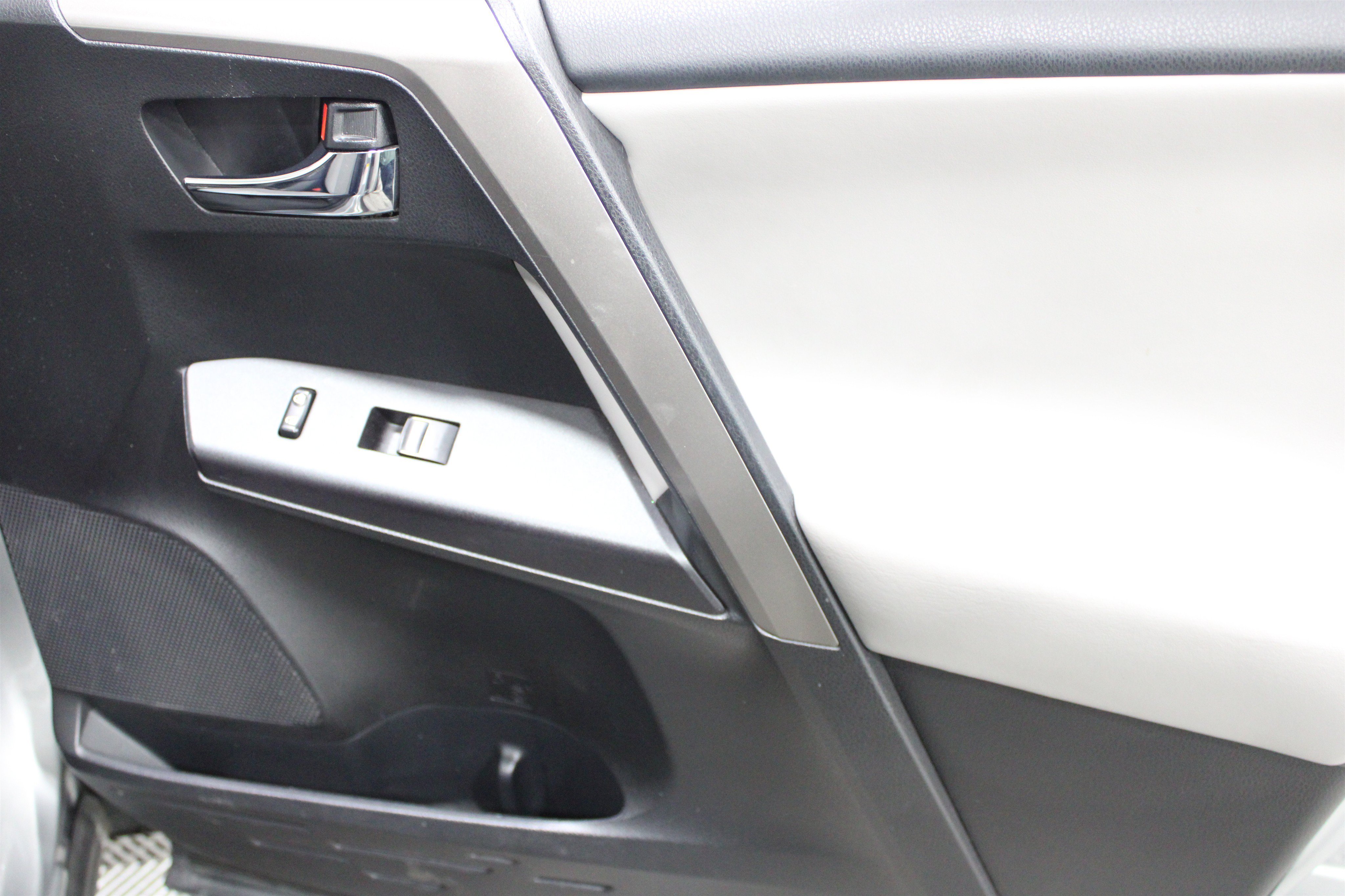 Used 2018 Silver Sky Metallic Toyota XLE image 25