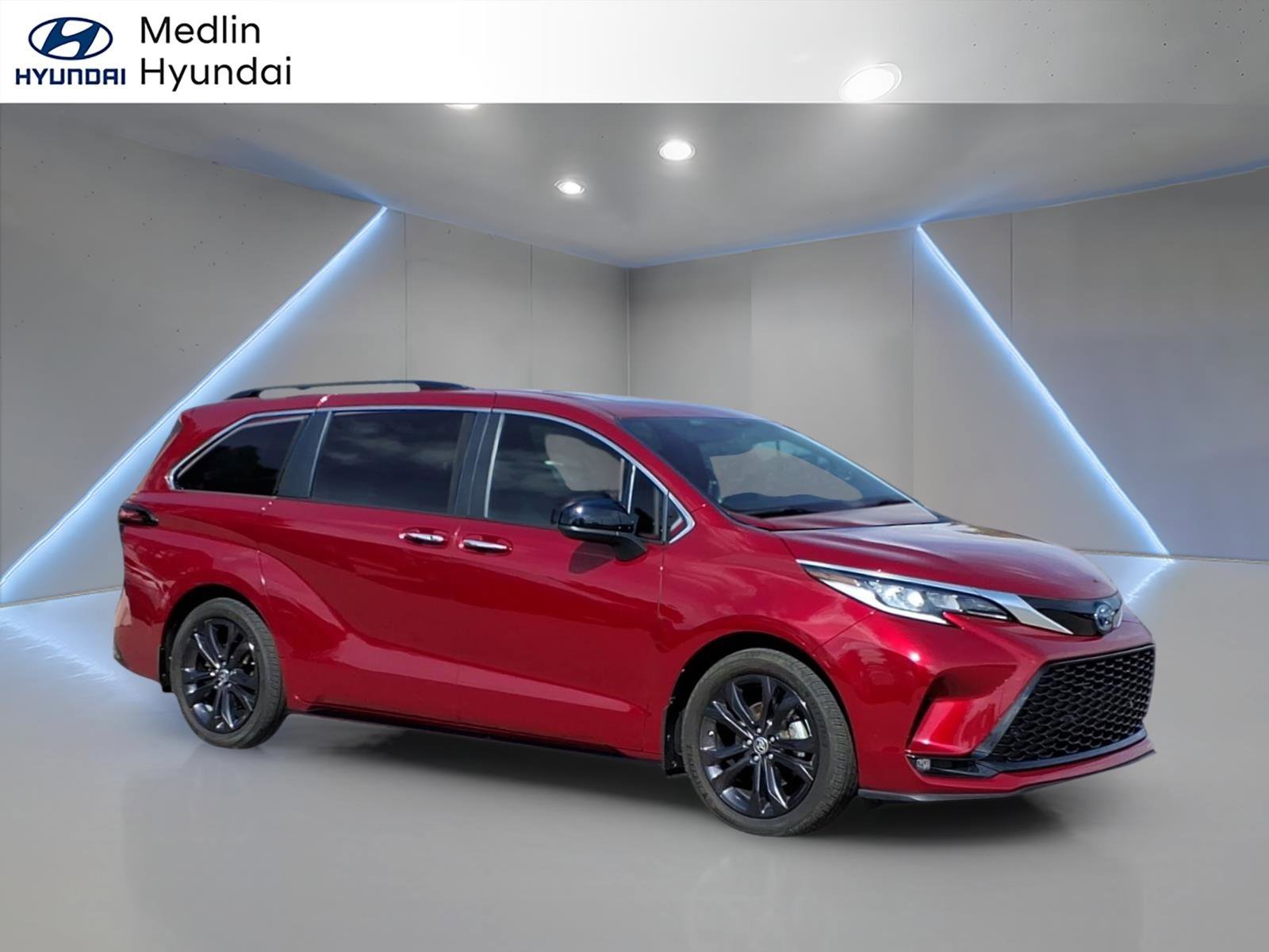 2022 Toyota Sienna XSE 7-Passenger Hybrid FWD's photo