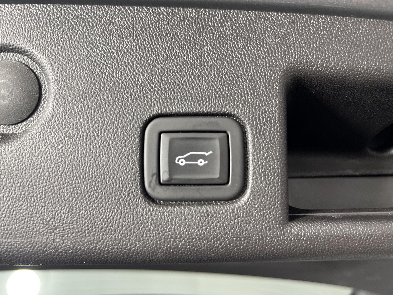 Used 2024  Chevrolet  image 20