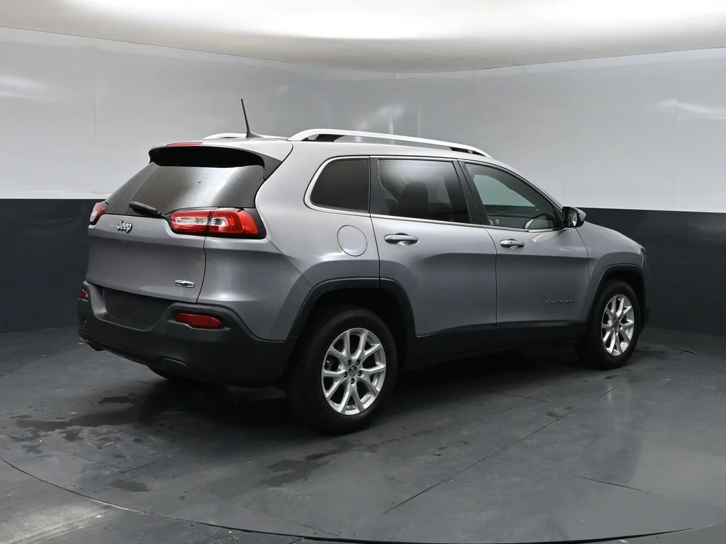 Used 2018 Silver Jeep Latitude Plus image 2