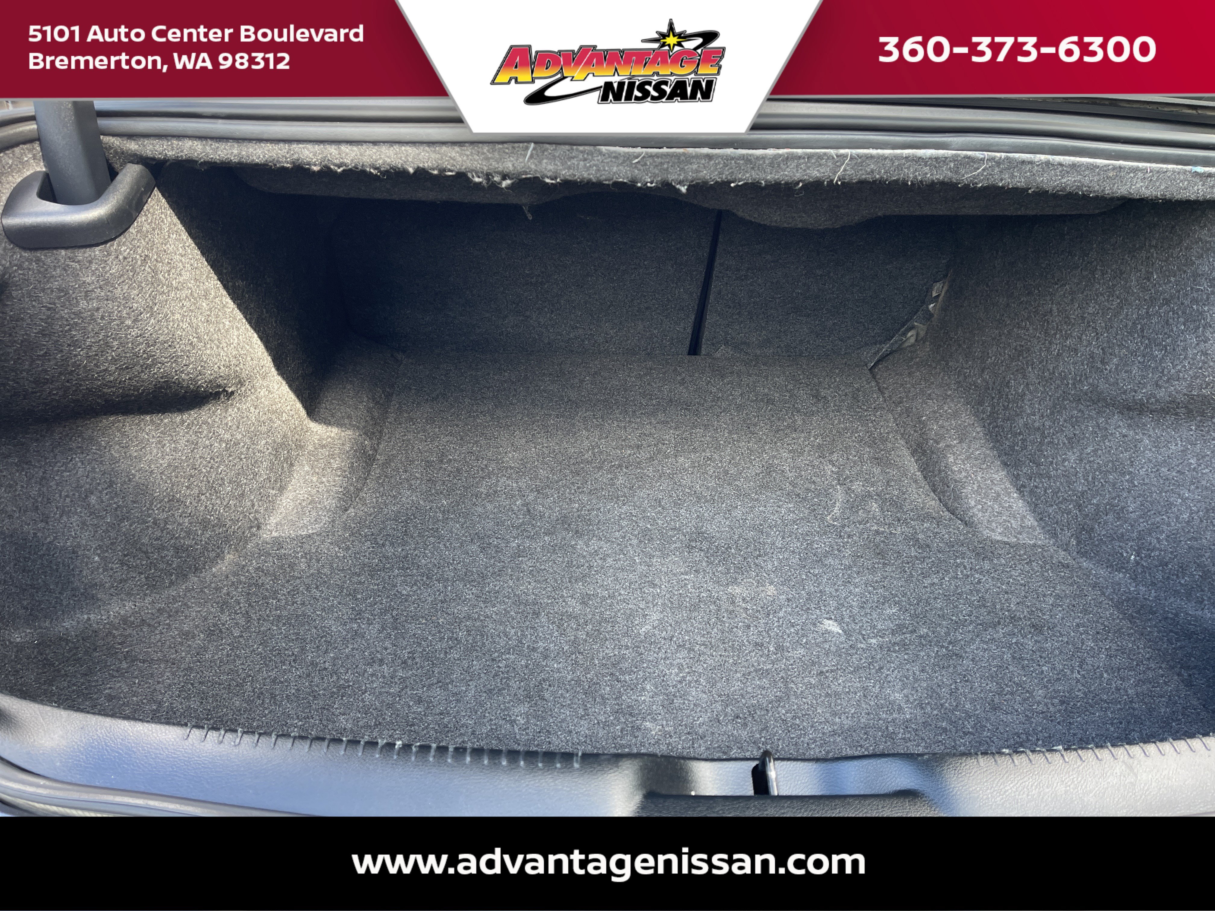Used 2018 Granite Crystal Metallic Clearcoat Chrysler Touring image 12