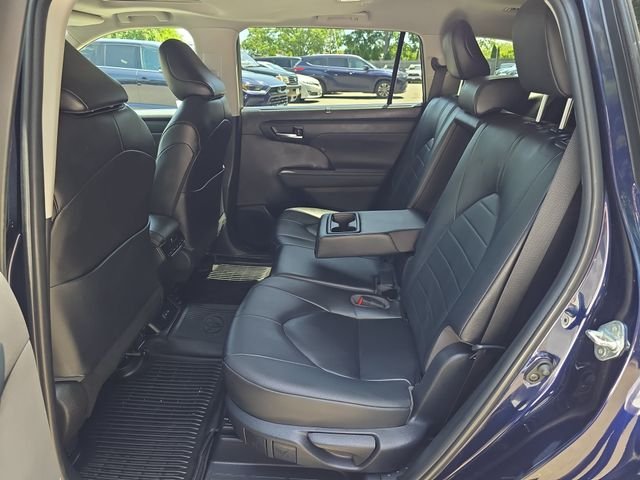 Used 2023  Toyota XLE image 15