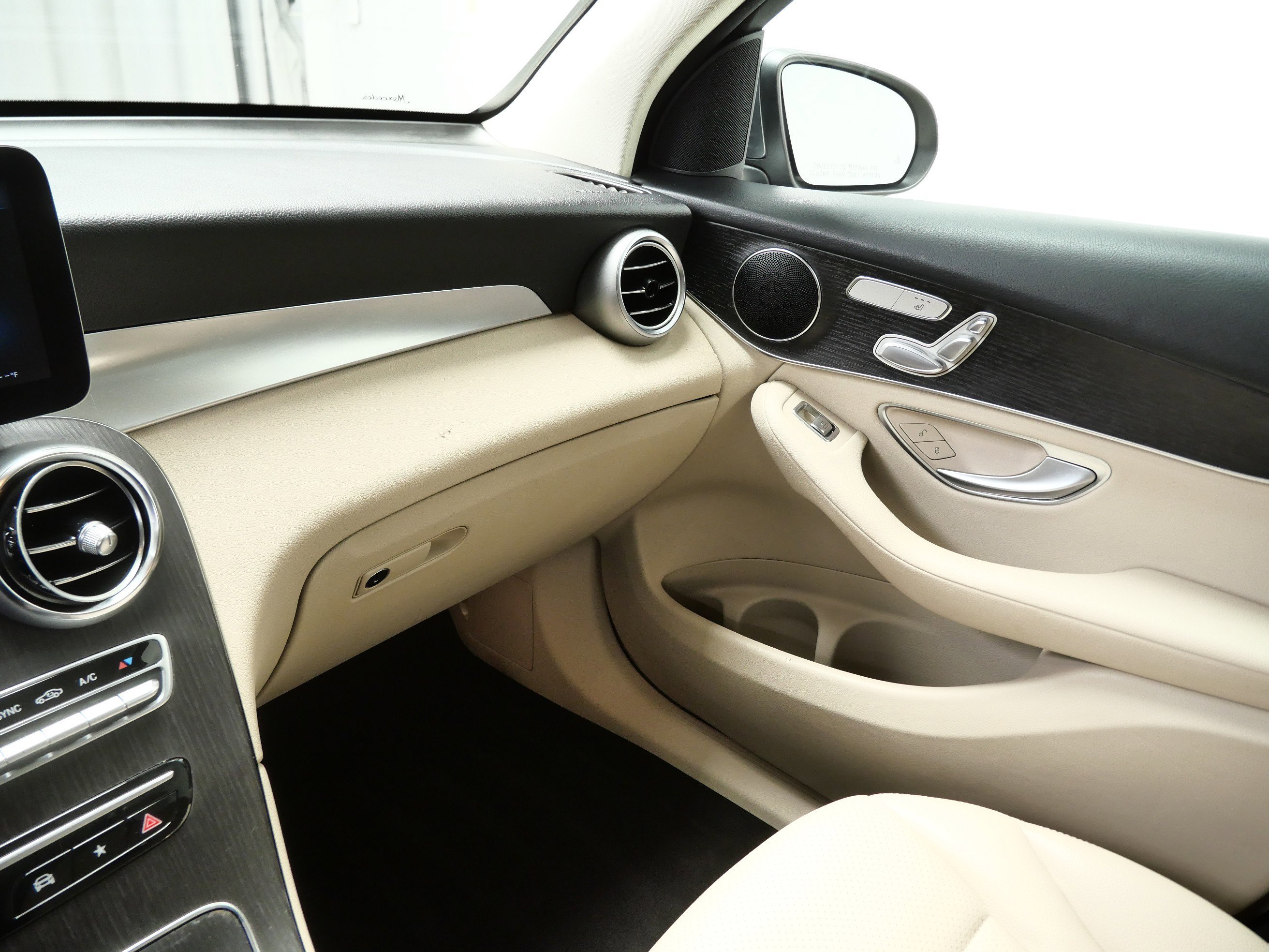 Used 2022 Selenite Grey Metallic Mercedes-Benz GLC 300 image 20