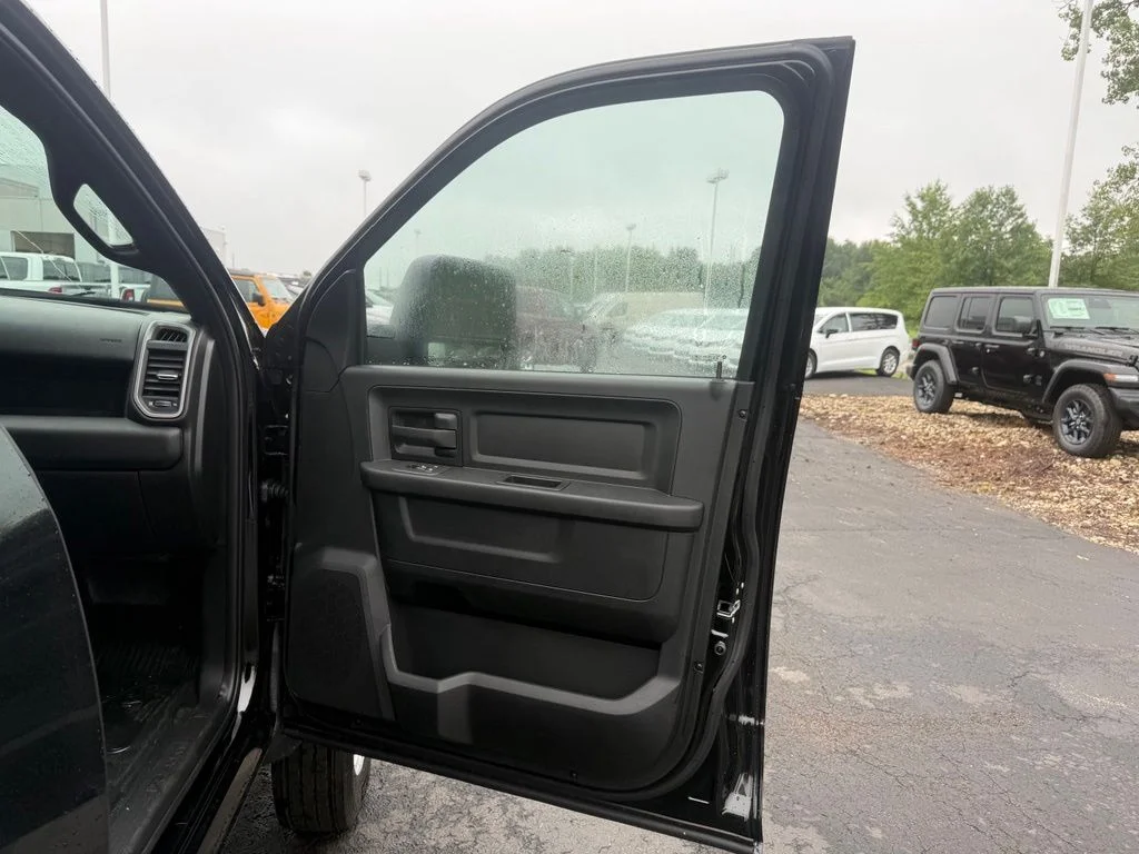 New 2026 Diamond Black Crystal Pearl-Coat Exterior Paint RAM Tradesman image 49
