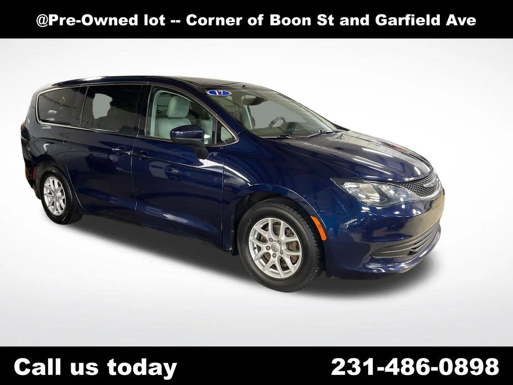 Used 2017 Blue Chrysler LX image 8