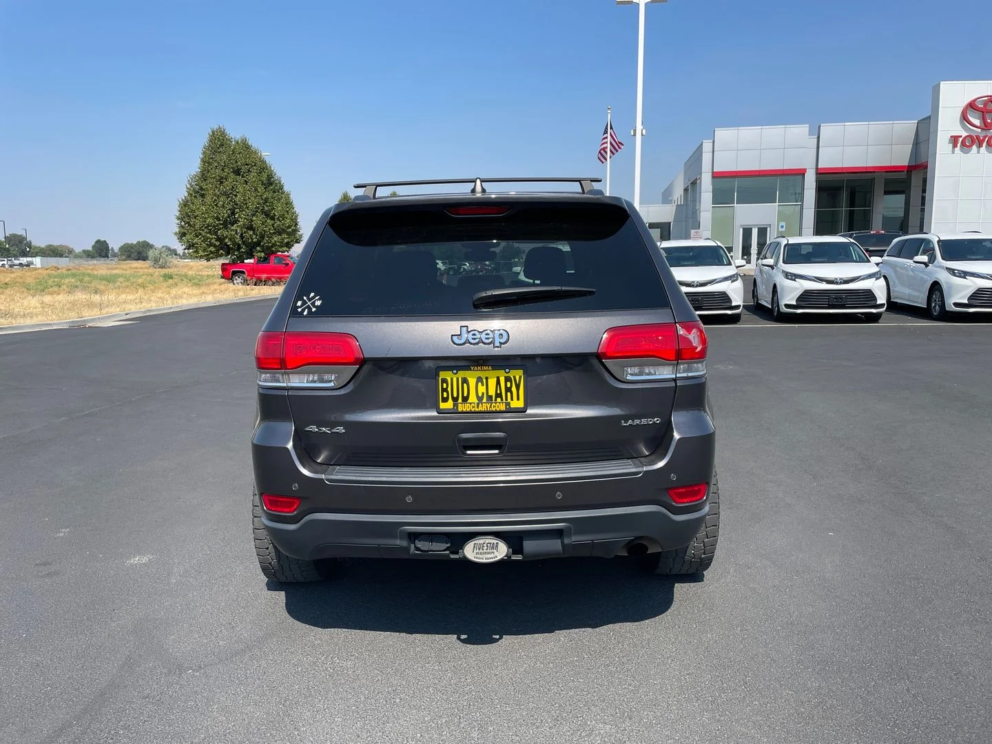 Used 2017 Gray Jeep Laredo image 4
