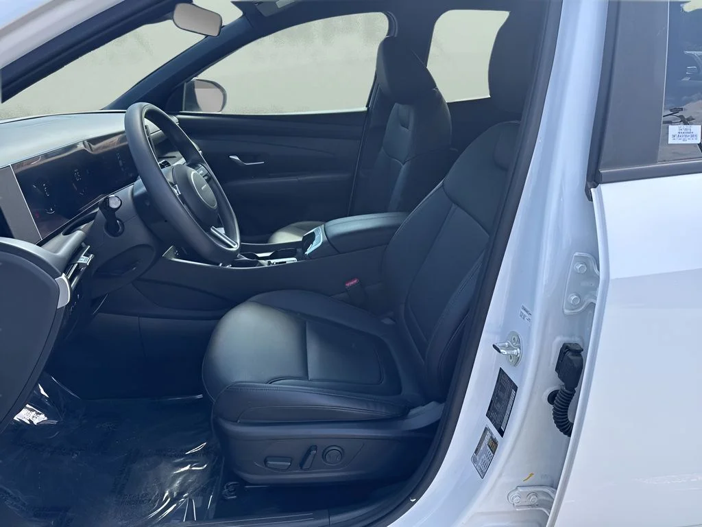 Used 2025 White Hyundai SEL image 9
