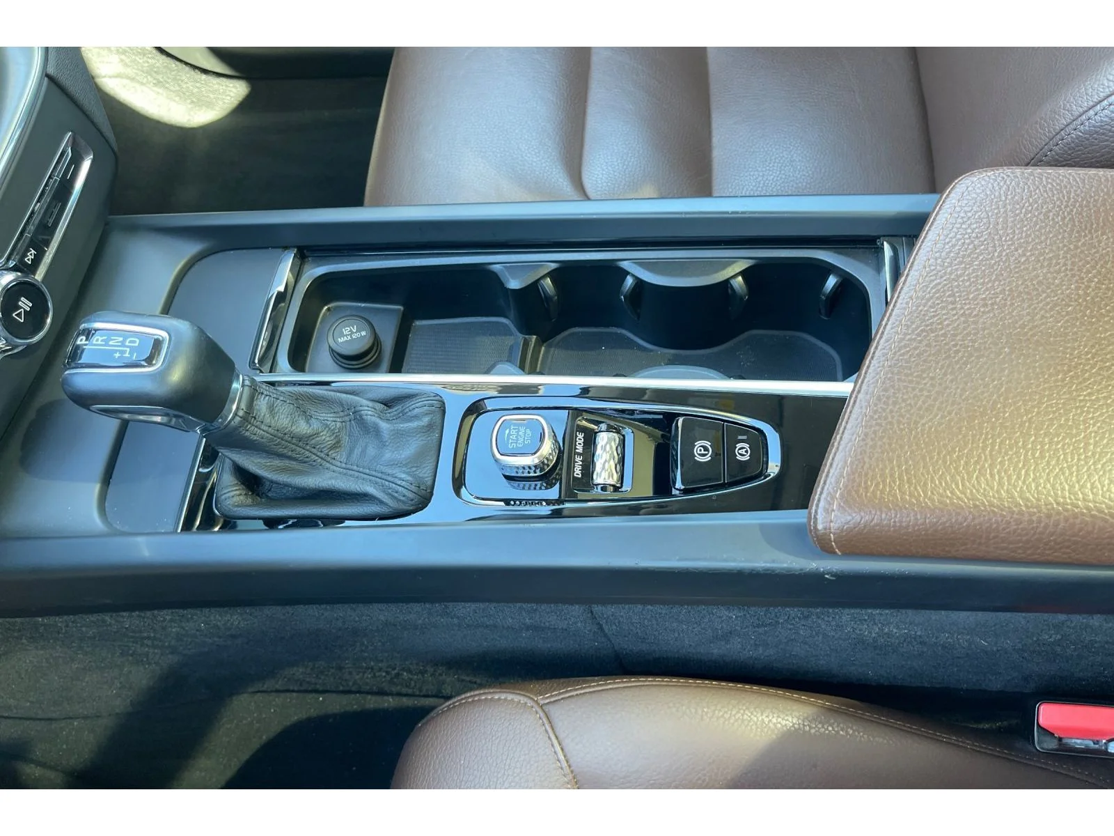 Used 2018 Ice White Volvo Momentum image 33