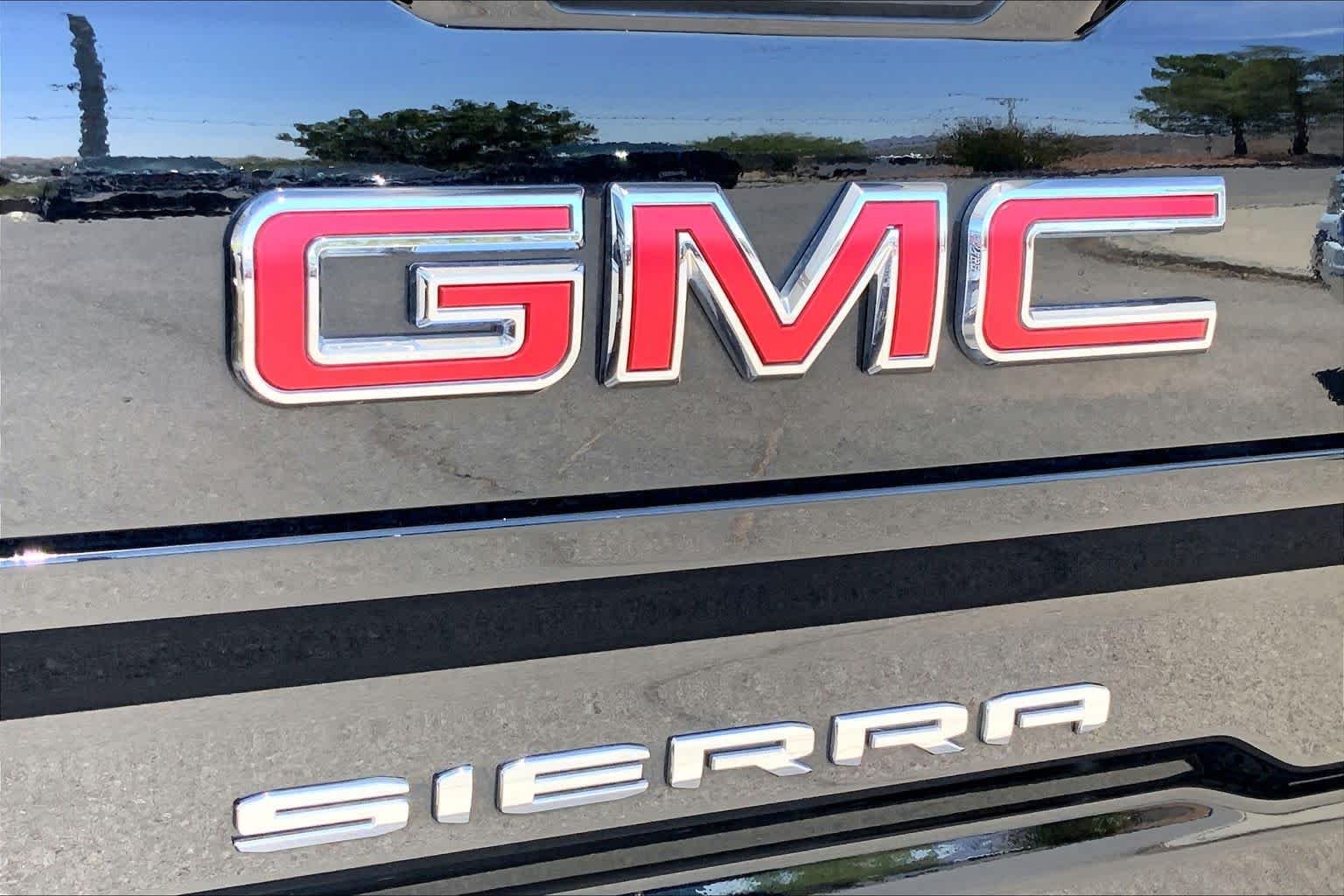 Used 2025 Onyx Black GMC SLT image 31