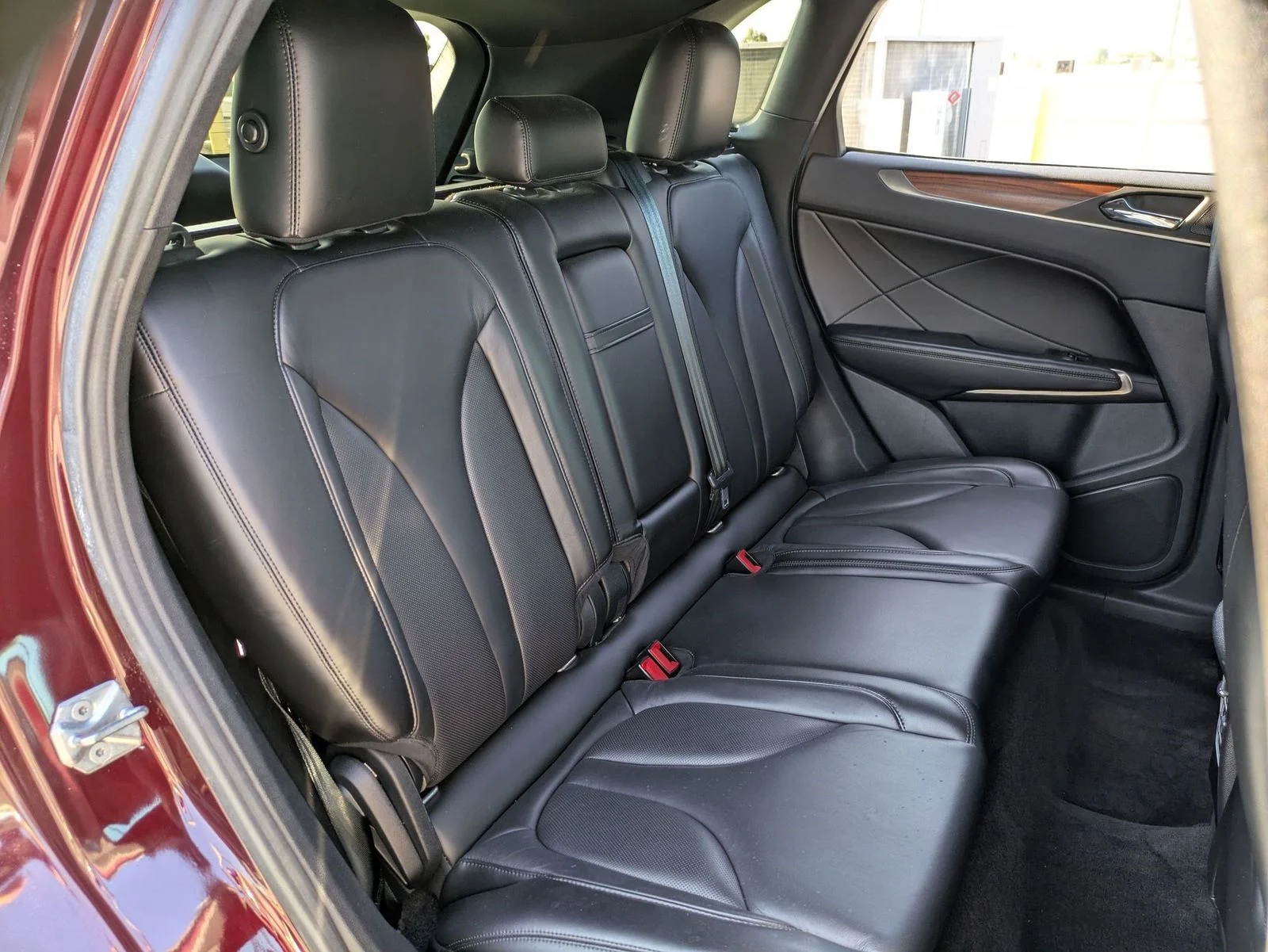 Used 2017 Red Lincoln Select image 28