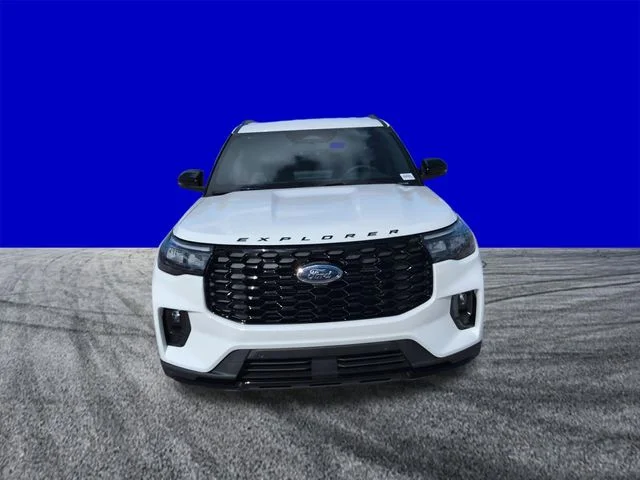 New 2026 Star White Metallic Tri-Coat Ford ST-Line image 9