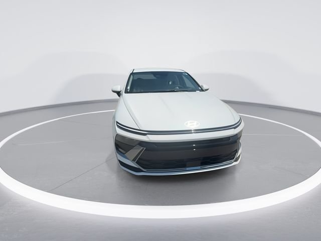 Used 2025 White Hyundai SE image 3