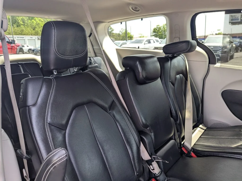 Used 2022 Brilliant Black Crystal Pearlcoat Chrysler Touring L image 28