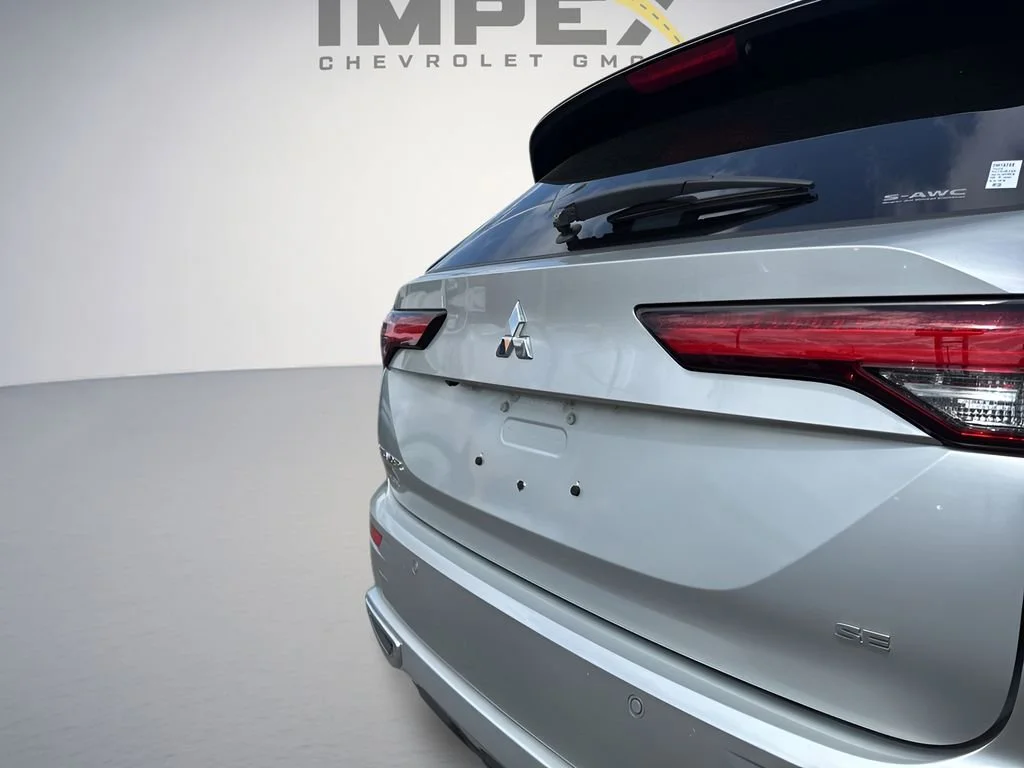 Used 2022 Silver Mitsubishi SE image 36