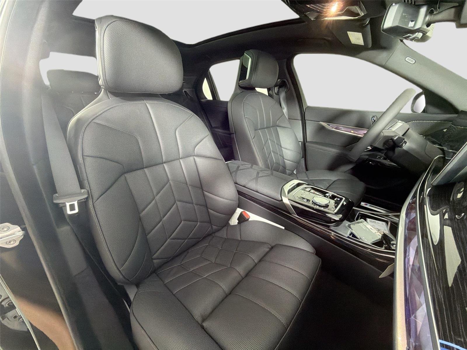 New 2026 Black Sapphire Metallic BMW xDrive60 image 52