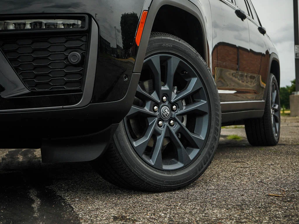 New 2026 Diamond Black Crystal Pearlcoat Jeep Limited image 5