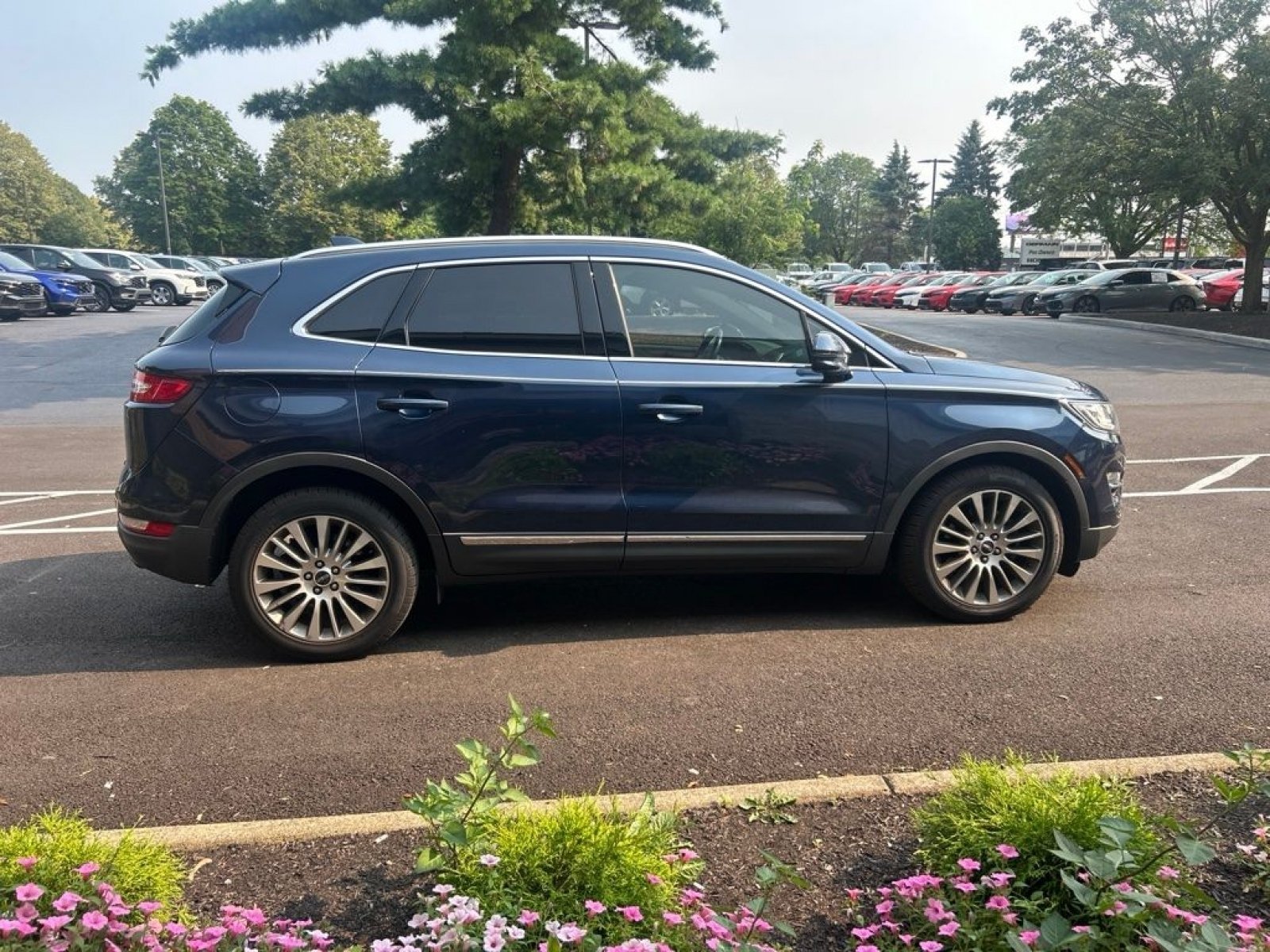 Used 2017 Sapphire Blue Metallic Lincoln Reserve image 6