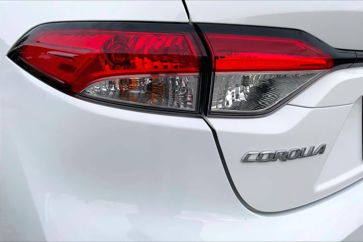 Used 2025 Ice Cap Toyota LE image 28